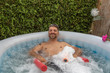 © Michael Eichhammer - Mann im Garten Whirlpool