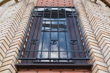 окна с кованными решётками ,
windows with forged bars,building, window, architecture, house, home, windows, brick, roof, wall, exterior, urban, old, glass, facade, sky, city, red, construction, office