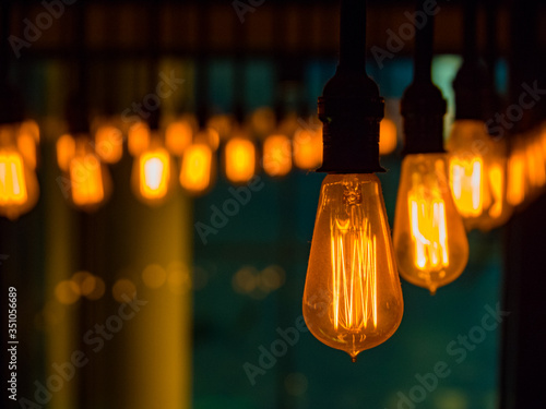 Fotografía Close-up Of Illuminated Light Bulbs On Darkroom