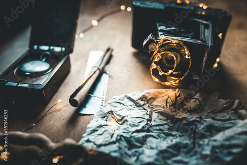 Fotografía Sfondo con macchina fotografica vintage, pergamena, mappa del tesoro e bussola per i pirati