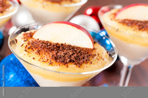 Fotografía Postre Pudin de Manzanas servido en una Copa - Fotografia de Alimentos Postres
