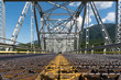 © ONEWORLD PICTURE - USA, Oregon, Pacific Crest Trail, Über die Brücke auf dem Pacific Crest Trail