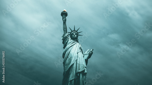 Obraz na płótnie Lady Liberty widziana z niższego kąta