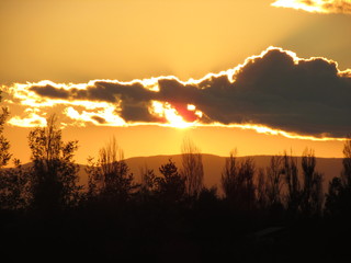 Atardecer. cielo y nubes. Puesta de sol. ocaso 