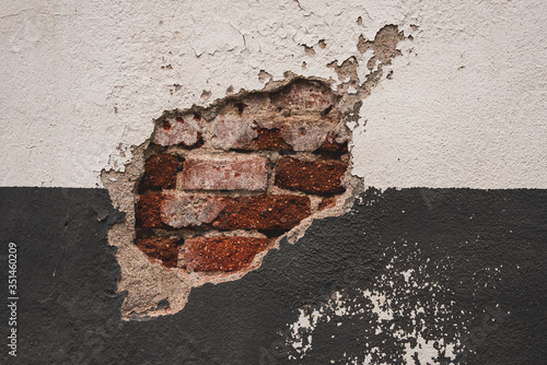 Fotomural Close up of a deteriorated wall, hole in the wall, brick