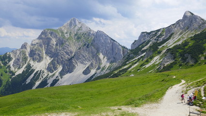 Tannheimer Tal, Große Schlicke mit Wanderweg und kleiner Wandergruppe 