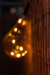 Ściana z rurek słomy z piękną lampą nocną porą, stara old school lampa oświetlająca ścianę, ciepłe kolory