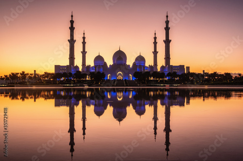 Obraz na plátně Grand Mosque at twilight in Abu Dhabi, UAE
