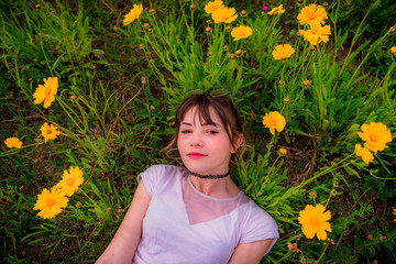 Jeune fille dans un champs de fleurs jaunes