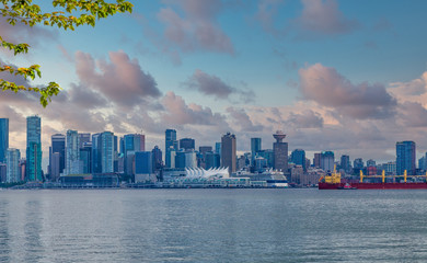 Fototapete - Skyline of Vancouver, British Columbia from across the harbor