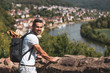 Junger Mann macht Urlaub in Deutschland