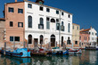 Widoki Wenecji, z kanałami, łodziami i starą architekturą.