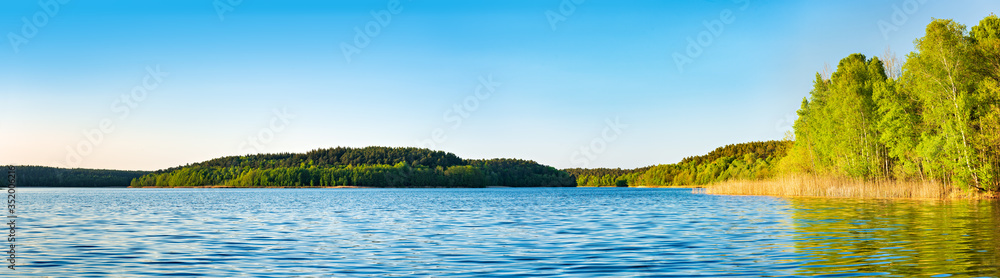 Panorama, Frühling im Müritz-Nationalpark, Klarer See umgeben von unberührten Wäldern - obrazy, fototapety, plakaty 