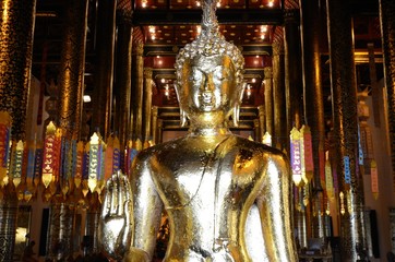 Wall Mural - Portrait of a golden buddha in the prayer hall of Wat Chedi Luang in Chiang Mai