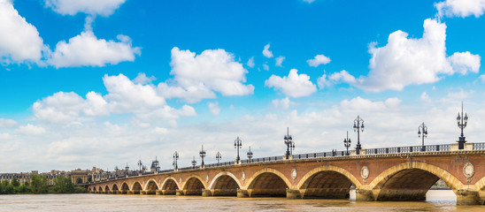 Fototapete - Old stony bridge in Bordeaux