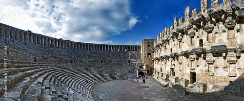 Fotomural Ancient Roman Amphitheater Against Sky In City