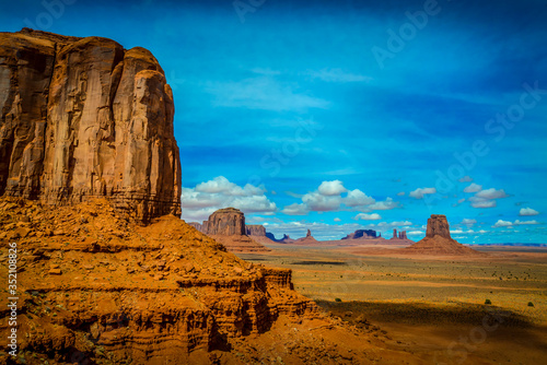 Fotografía Landscape of geomorphological formations of Monument Valley USA