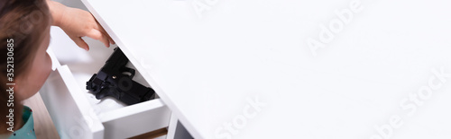 Girl Found Pistol In Drawer Tableau sur Toile