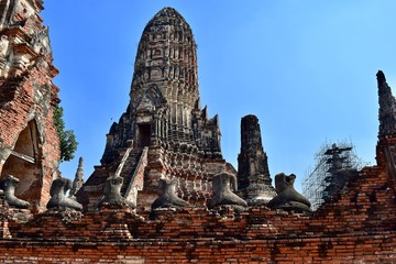 Wall Mural - The old stupa and broken buddha statues at Ayutthaya.