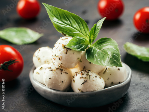 Fotografía Close up view of small mozzarella cheese marinated with herbs