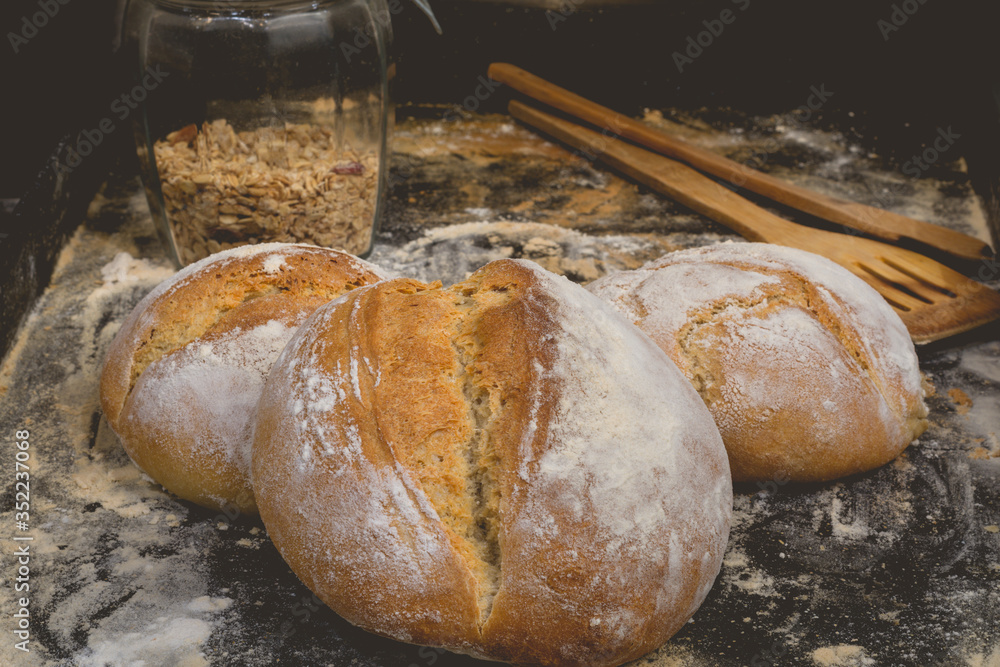 pan casero hecho de forma artesanal con masa madre, una moda que se ...