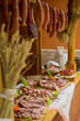 Kiełbasy i mięsa na wiejskim stole wesele