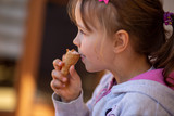 Fototapeta Na sufit - girl eating ice cream