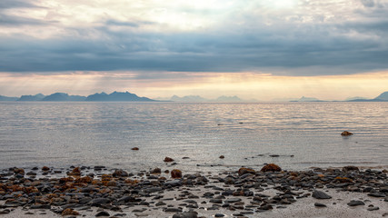 Wall Mural - Bergkette und Atlantik auf den Lofoten in Norwegen