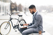 © Prostock-studio - Handsome guy working on laptop sitting on parapet