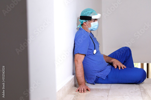 Fotografía Chirurgo con protezioni e camice blu nella corsia di un ospedale