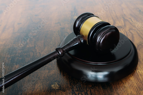 Fotografía close-up of judges gavel or auction hammer on wooden table