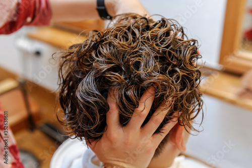 美容室 理容室 での男性のヘッドマッサージ 頭皮マッサージ Stock Photo Adobe Stock