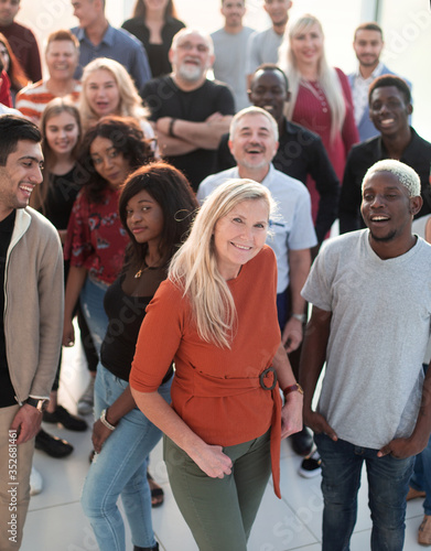 Fotomural large group of different people standing together
