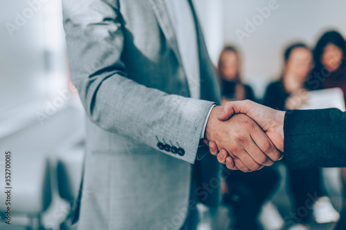 Cuadros en Lienzo close up. handshake of business people in the office.