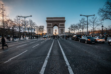 冬のフランス パリにて夕暮れ時の凱旋門