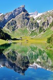 Fototapeta Krajobraz - Berggipfel spiegelt sich im See