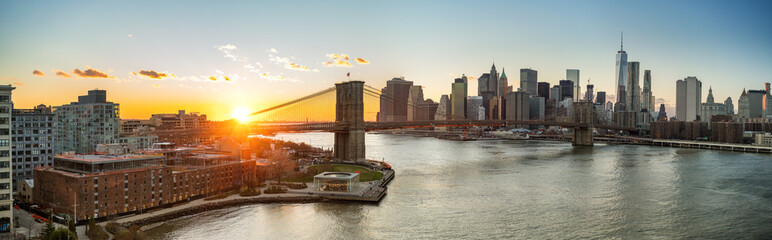 Fototapete - Panoramic view of Brooklyn bridge and Manhattan at sunset, New York City