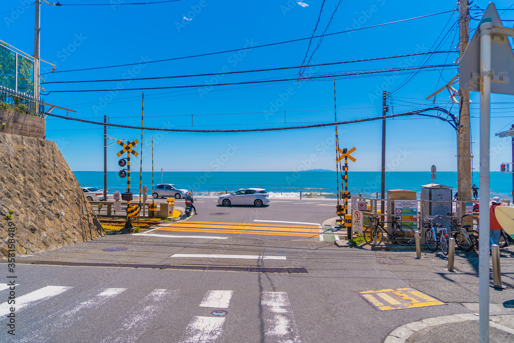 湘南の海 鎌倉高校前駅の踏切 日本の有名な観光地 Stock-foto | Adobe