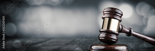 Cuadros en Lienzo Gavel And Block On Wooden Desk With Bokeh Background - Law And Justice / Auction