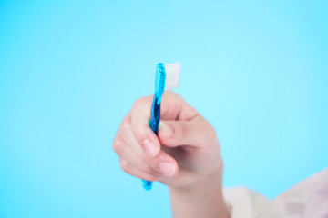 Hand of person brushing teeth　歯をみがく人の手