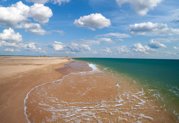 Fototapete - Sandy beach with beautiful cloudy sky on a sunny day