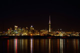 Fototapeta Londyn - View over Auckland harbour at Auckland CBD skyline at night.