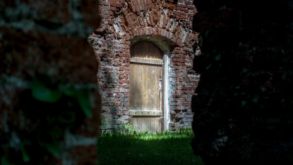  Tajemnicze drzwi w starych ruinach