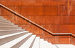 Fassade mit rotbraunen Cortenstahl Platten und weißen Stiegenaufgang. Facade with red-brown cor-ten steel plates and white staircase.
