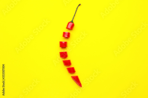 Fotomural Cut chili pepper on color background
