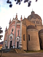 Poster - vista esterna della chiesa cattolica di San Mamante situata a Lizzano in Belvedere in provincia di Bologna in Emilia Romagna, Italia.