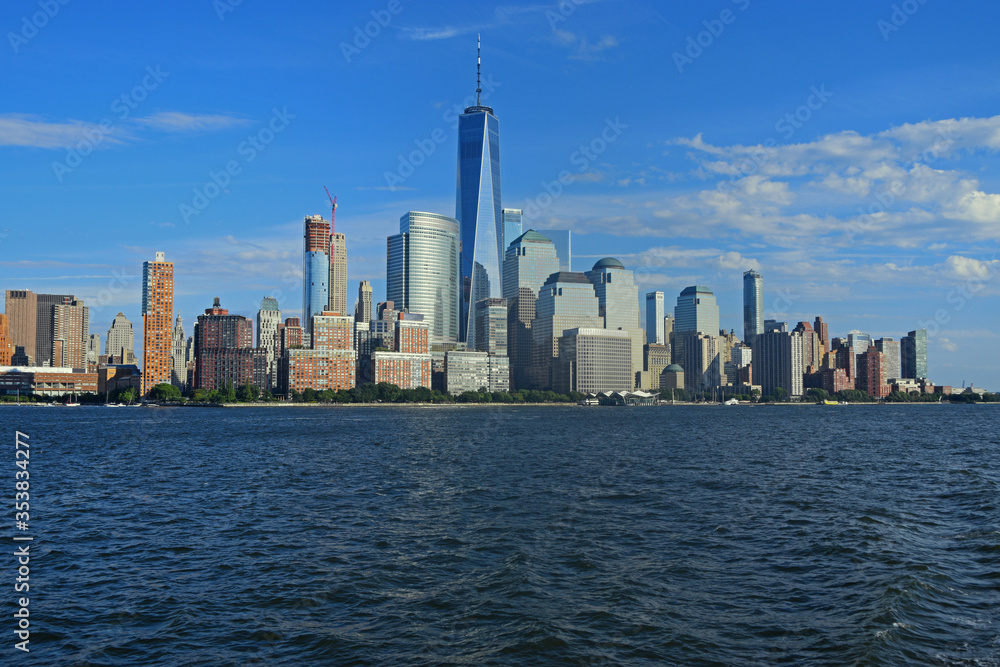 Drapacze chmur w Nowym Jorku. Piękny błękitny budynek to nowe WTC - obrazy, fototapety, plakaty 