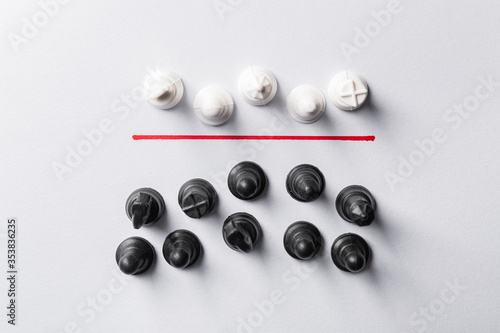 Fotografía Comparison of poor and rich, black and white in the form of chess pieces