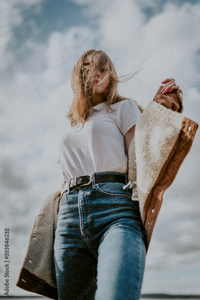 Dziewczyna wiatr włosy kurtka jeans - obrazy, fototapety, plakaty 