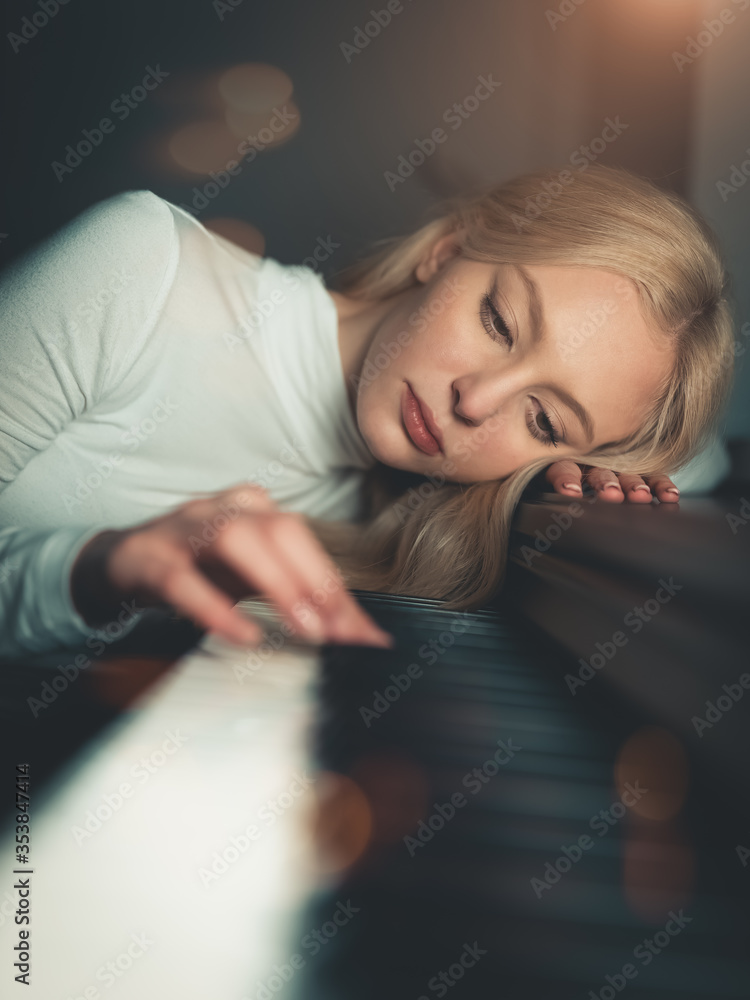 Dziewczyna blond włosy przy fortepianie - obrazy, fototapety, plakaty 